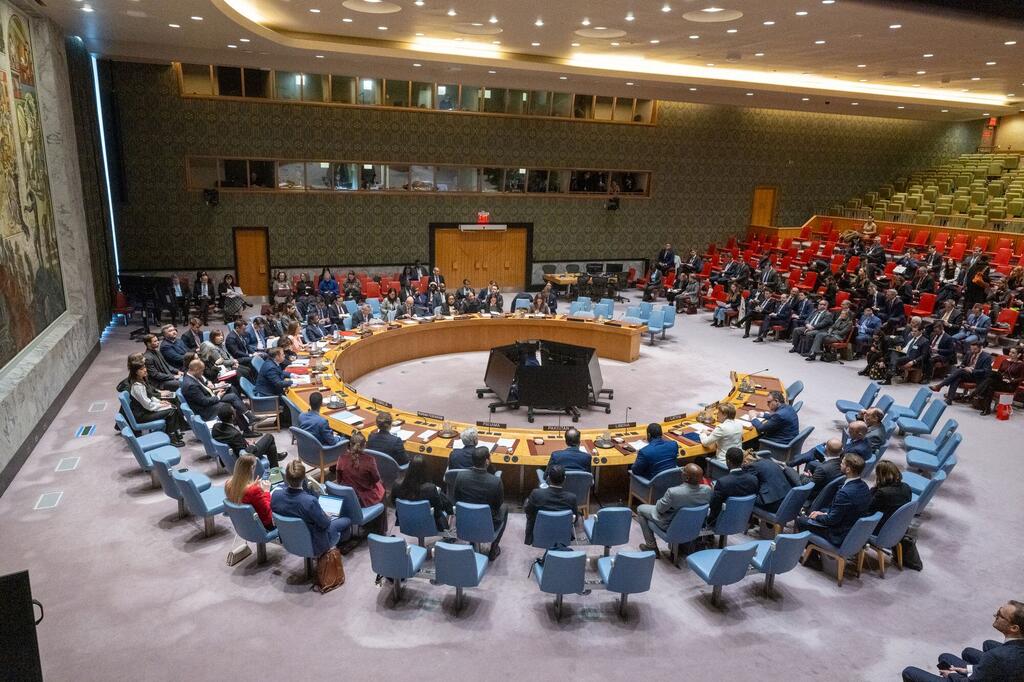 联合国安理会关于维护乌克兰和平与安全的会议全景图。